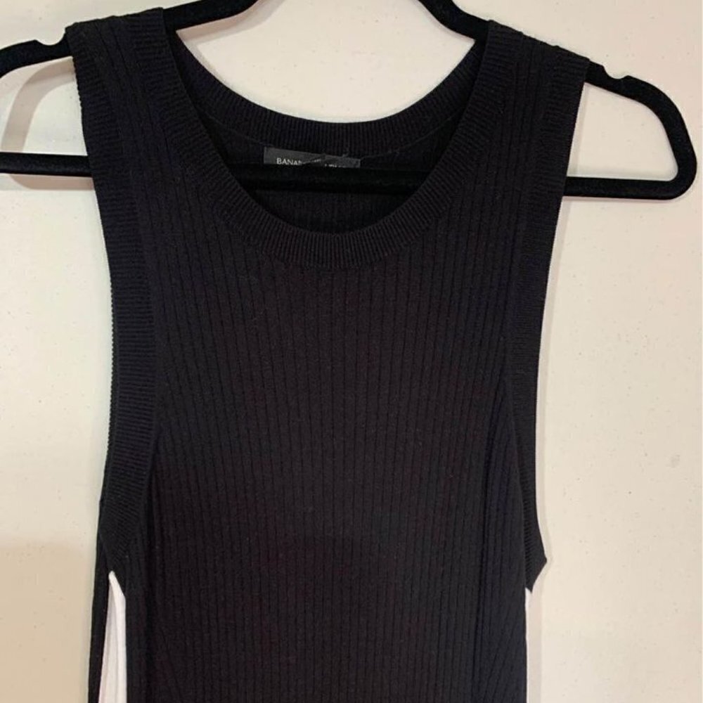 Banana Republic long ribbed crew neck dress. Black. Size M. White stripe. New!!